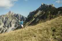 Österreich, Tirol, Tannheimer Tal, junger Mann beim Joggen in den Bergen