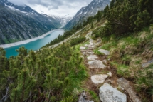 Schöne Aussicht auf den Schlegeis Stausee auf dem Bergwanderweg. Zillertal, Österreich, Europa