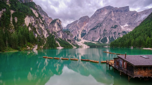 Boote auf dem Pragser Wildsee in den Dolomiten, Sudtirol, Italien.