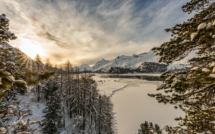 Atemberaubender Blick auf die schneebedeckten Berge, die unter den Sonnenstrahlen glänzen, im Engadin, Schweiz