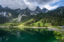 Dachsteingebirge spiegelt sich im schönen Gosauer See, Österreich