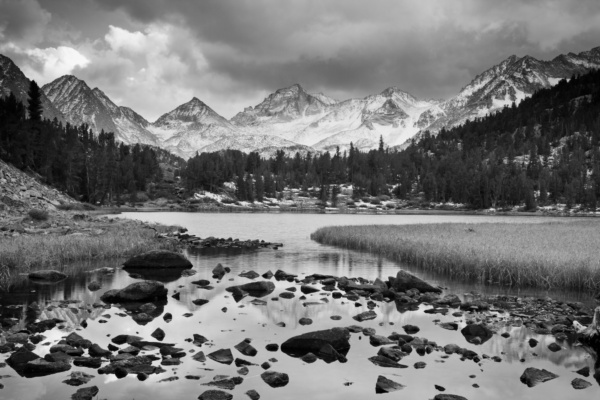 Dramatische Landschaft, Berg in Schwarz und Weiß