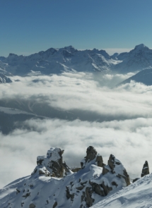 Blick auf tief hängende Wolken in einem Tal der Schweizer Alpen, Berner Oberland, Schweiz