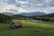 Deutschland, Bayern, Werdenfelser Land, Geroldsee mit Heustadl, im Hintergrund das Karwendelgebirge