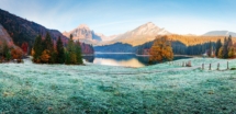Friedlicher Herbstblick auf den Obersee in den Schweizer Alpen