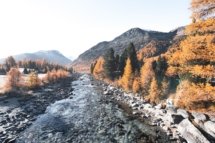 Fluss im Engadin in der Schweiz, der vom Morteratschgletscher herunterfließt