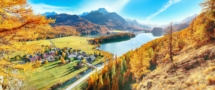 Wunderschöne Herbstszene über dem Dorf Sils im Engadin (Segl) und dem Silsersee (Silsersee)