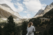 Schweiz, Graubünden, Albulapass, Frau in Berglandschaft stehend