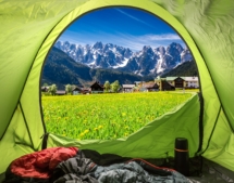 Blick vom Zelt auf das Dorf Gosau in den österreichischen Alpen