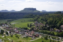 Blick von der Bastei auf die Elbe und die Stadt Rathen am Horizont Berg Lilienstein