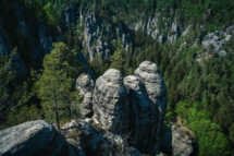 Blick auf die berühmte Felsformation Bastei. Elbsandsteingebirge. Steiler Abgrund und vorspringende Felsen