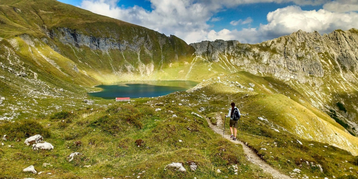 Frau wandert zum grünen Laufbichelsee in den Allgäuer Alpen bei Oberstdorf