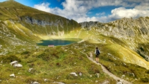 Frau wandert zum grünen Laufbichelsee in den Allgäuer Alpen bei Oberstdorf
