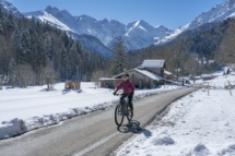 Frau auf Mountainbike in verschneiten Allgäuer Alpen