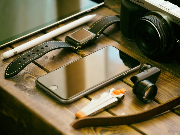 space gray iPhone 6 on brown wooden table