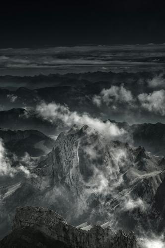 Graustufenfoto einer Bergkette