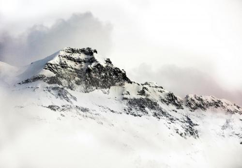 Gletscherberg unter weißem Himmel