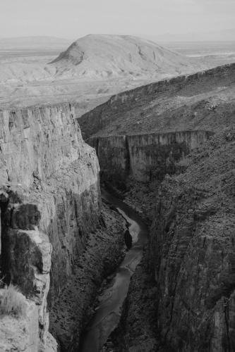 eine große Schlucht, durch die ein Fluss fließt